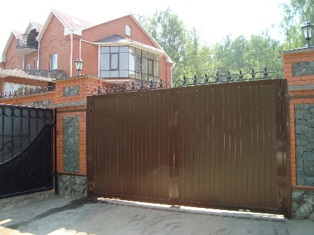 Ворота распашные с автоматикой в Красноярске