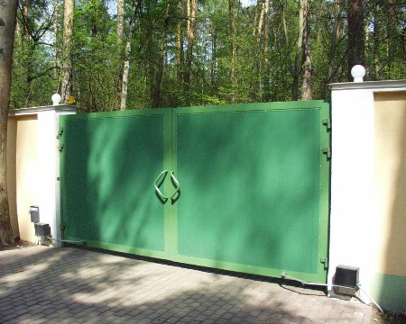 Ворота распашные с автоматикой в Красноярске